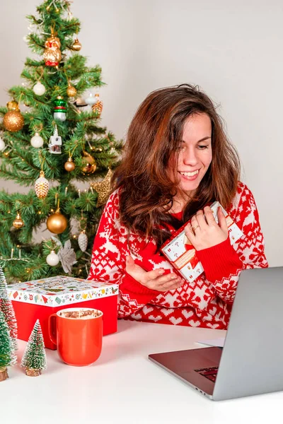 Uma Jovem Mulher Camisola Vermelha Usa Laptop Casa Para Comunicar — Fotografia de Stock