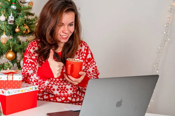 Uma Jovem Mulher Camisola Vermelha Usa Laptop Casa Para Comunicar — Fotografia de Stock