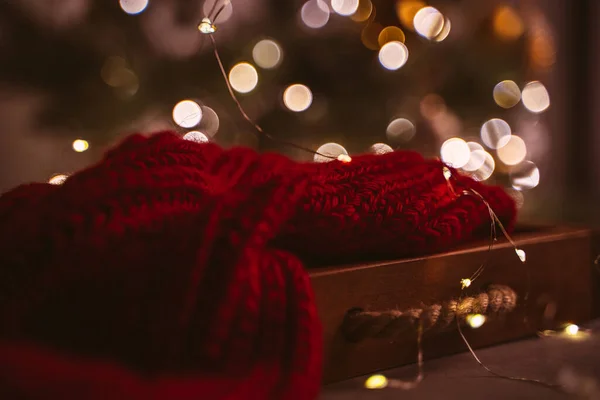 Accogliente Biglietto Natale Con Plaid Rosso Albero Decorato Nel Soggiorno — Foto Stock