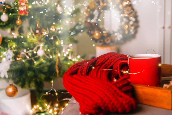 Uma Caneca Vermelha Cobertor Malha Uma Bandeja Lado Árvore Natal — Fotografia de Stock