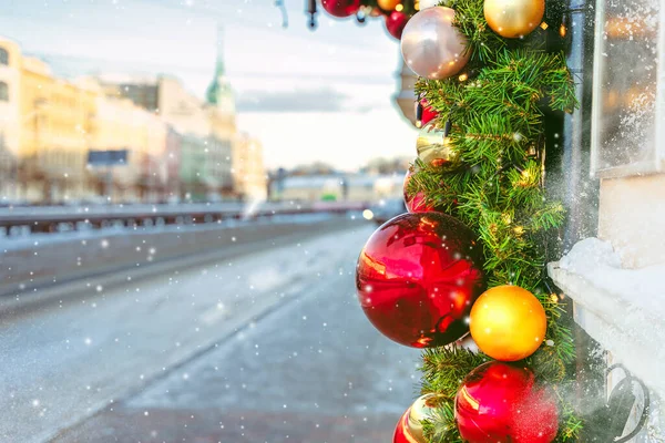 눈내리는 겨울날 상트페테르부르크 거리의 크리스마스 장난감 — 스톡 사진