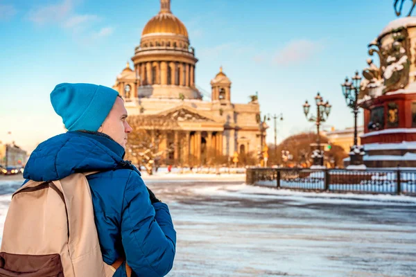 Egy Hátizsákos Fiatalember Áll Kilátással Szent Izsák Katedrálisra Emlékműre Egy — Stock Fotó