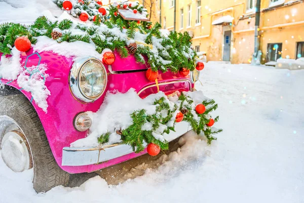 Retro Autó Díszített Karácsonyi Játékok Lucfenyő Ágak Hóval Borított — Stock Fotó