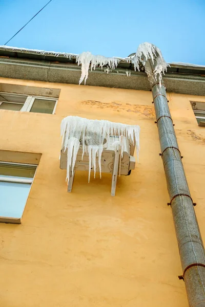 Παγοκολώνες Κρέμονται Στις Στέγες Των Σπιτιών Στην Αγία Πετρούπολη — Φωτογραφία Αρχείου