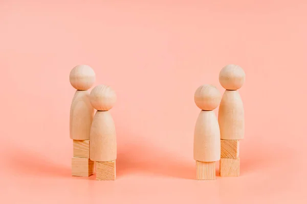 Αφηρημένες Ξύλινες Φιγούρες Άνθρωποι Στέκονται Διαφορετικά Επίπεδα Συμβολίζοντας Την Κοινωνική — Φωτογραφία Αρχείου