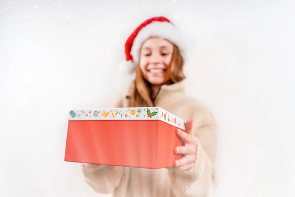 크리스마스 모자를 미소짓는 소녀가 선물을 현수막 — 스톡 사진