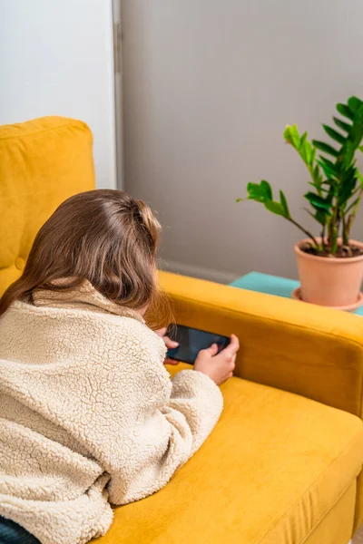 Ein Schönes Kleines Mädchen Teenageralter Liegt Auf Einem Gelben Sofa — Stockfoto