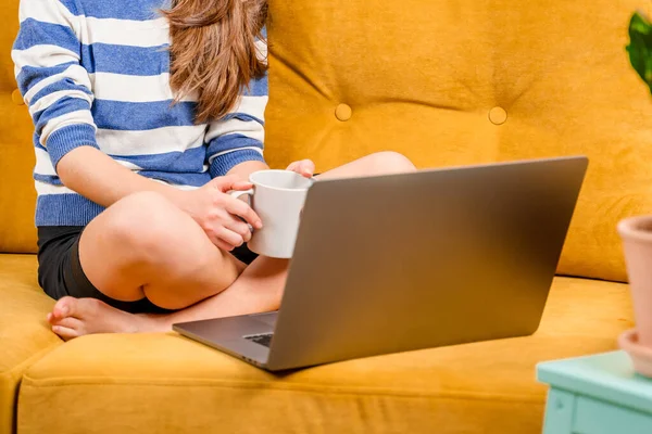 Ein Lächelndes Europäisches Teenager Mädchen Benutzt Einen Laptop Für Videoanrufe — Stockfoto