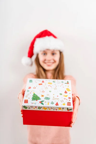 Усміхнена Маленька Дівчинка Червоному Різдвяному Капелюсі Тримає Новорічний Подарунок Святковий — стокове фото