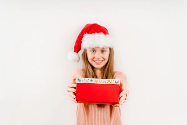 Una Niña Sonriente Con Sombrero Rojo Navidad Sostiene Regalo Año —  Fotos de Stock
