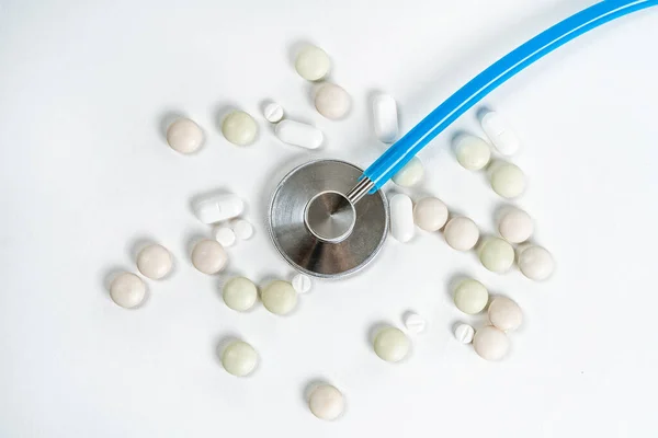 Lékařské Téma Stetoskopem Pilulky Bílém Pozadí — Stock fotografie