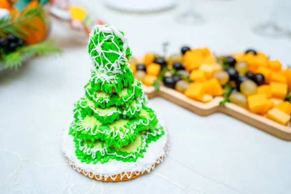 Gingerbread Form Christmas Tree Green Glaze New Year Table — Stock Photo, Image