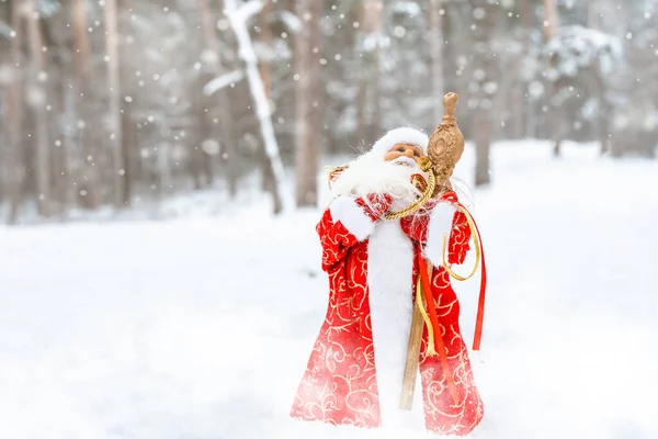 Juguete Santa Claus Bosque Nevado Nieve Lugar Para Texto Espacio — Foto de Stock