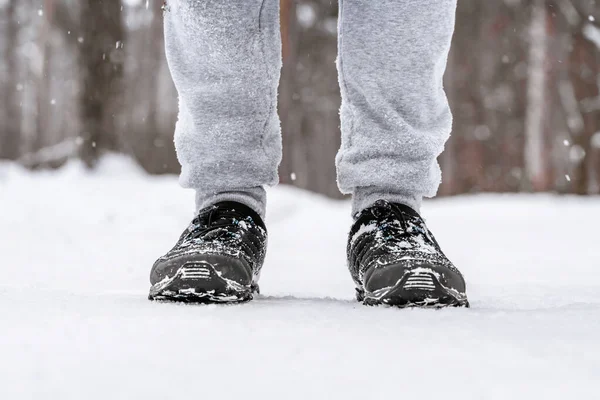 Чоловічі Ноги Спортивному Взутті Снігу Засніженому Лісі — стокове фото