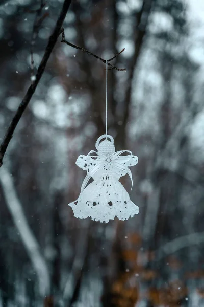 White Angel Made Macrame Hangs Branch Snowy Forest Symbol Christmas — Stockfoto