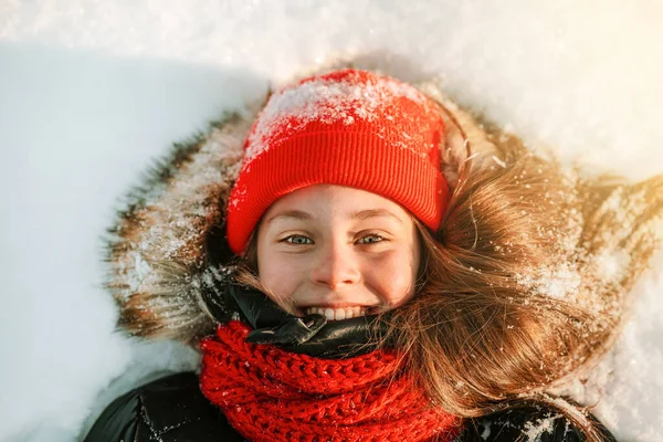 Portrait Hivernal Une Petite Fille Souriante Dans Chapeau Rouge Couché — Photo