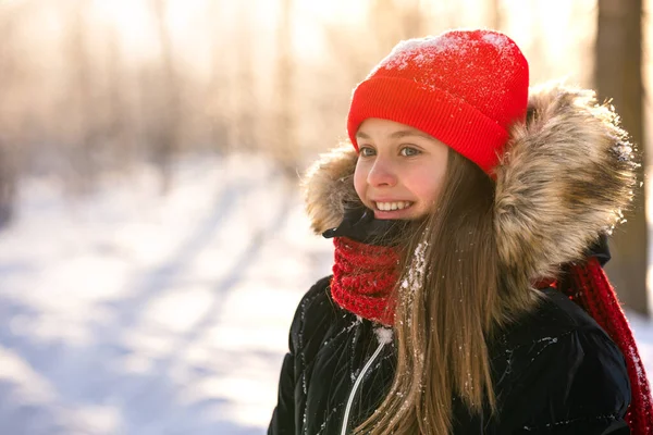겨울에 눈덮인 속빨간 모자를 매력적 소녀의 크리스마스 크리스마스 — 스톡 사진