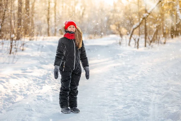 Une Petite Fille Avec Chapeau Rouge Une Écharpe Marchant Dans — Photo