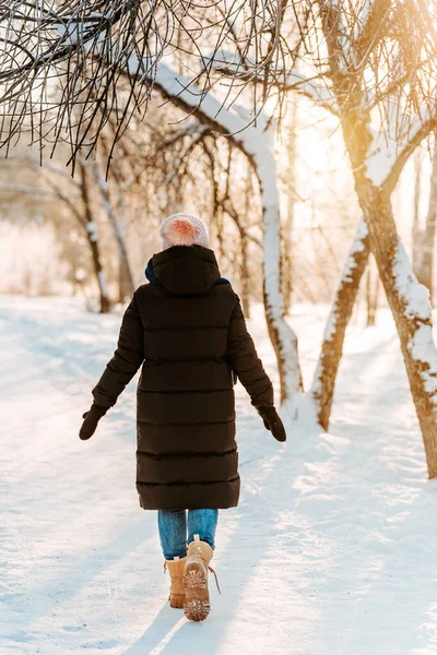 Une Jeune Belle Femme Marche Sur Sentier Dans Une Forêt — Photo