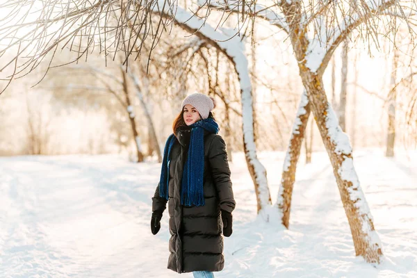 Una Joven Hermosa Mujer Camina Por Sendero Bosque Nevado Invierno — Foto de Stock