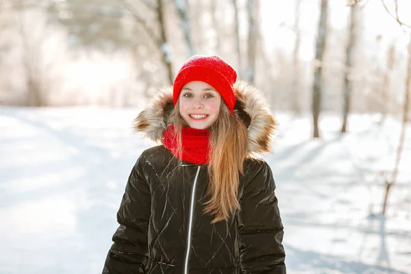 Portret Uroczej Dziewczynki Czerwonym Kapeluszu Śnieżnym Lesie Zimą Święta Bożego — Zdjęcie stockowe