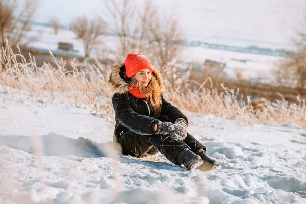 Une Petite Fille Souriante Est Assise Sur Une Ficelle Dans — Photo