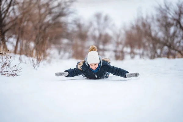 Une Petite Fille Costume Chaud Tient Plateau Pour Patiner Sur — Photo