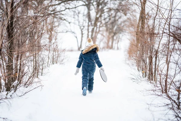 Une Petite Fille Costume Chaud Tient Plateau Pour Patiner Sur — Photo