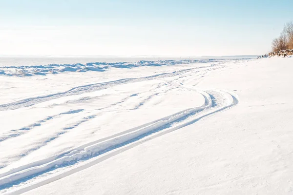 Het Spoor Van Een Sneeuwscooter Een Bevroren Rivier Besneeuwde Winter — Stockfoto