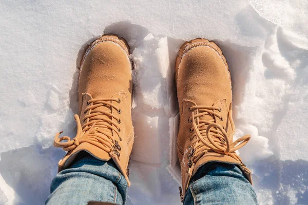 雪の中の黄色のブーツ トップビュー — ストック写真