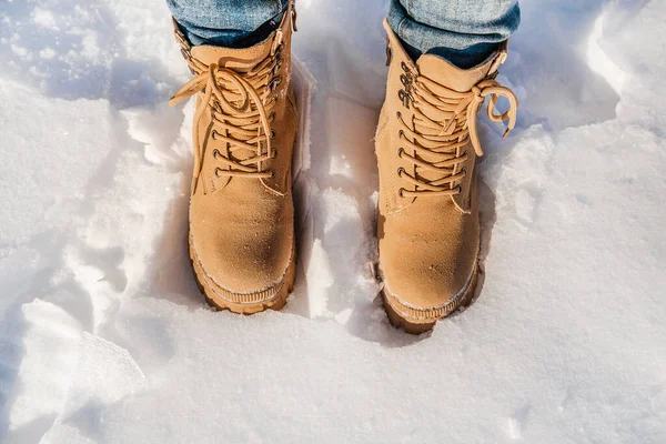 雪の中の黄色のブーツ トップビュー — ストック写真