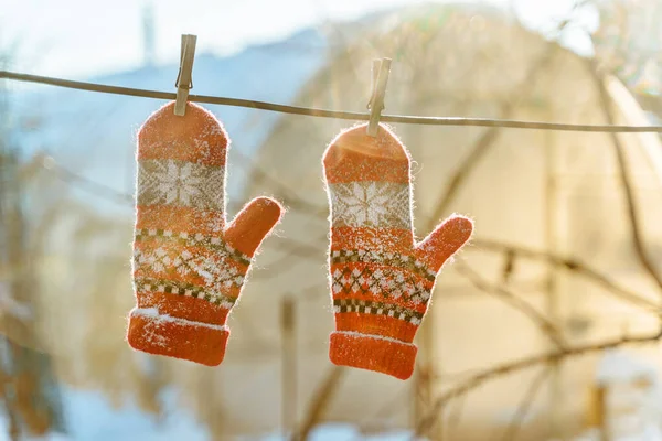 Rote Mit Schnee Bestäubte Strickhandschuhe Hängen Hölzernen Wäscheklammern Vor Dem — Stockfoto