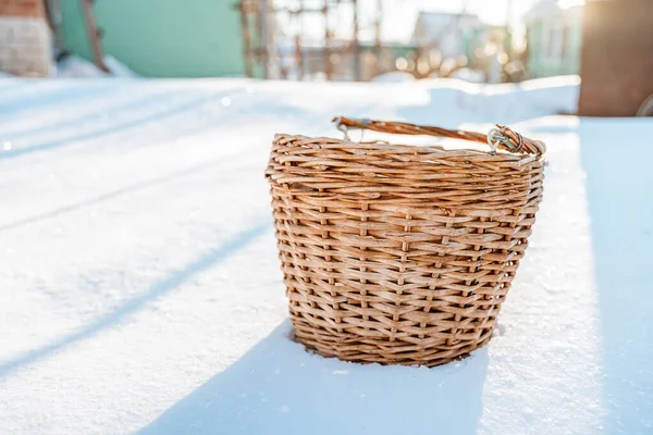 Proutěný Rustikální Koš Sněhu Jasného Dne — Stock fotografie