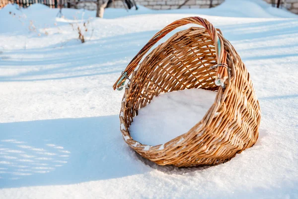 Плетений Сільський Кошик Снігу Ясний День — стокове фото