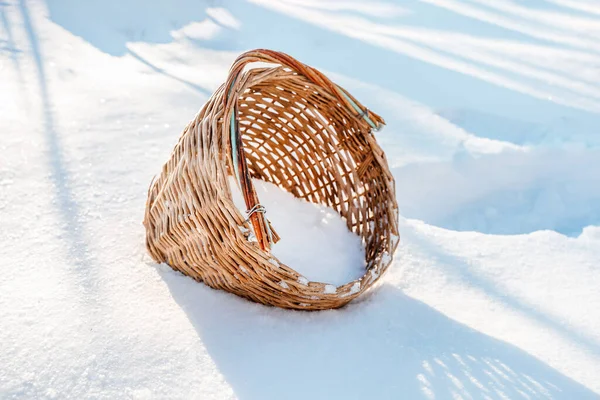 Proutěný Rustikální Koš Sněhu Jasného Dne — Stock fotografie