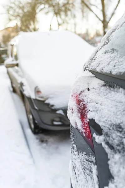 Auta Jsou Pokrytá Sněhem Zaparkovaná Vícepodlažní Budovy Zima Závějemi — Stock fotografie