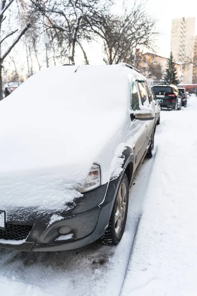 Auta Jsou Pokrytá Sněhem Zaparkovaná Vícepodlažní Budovy Zima Závějemi — Stock fotografie