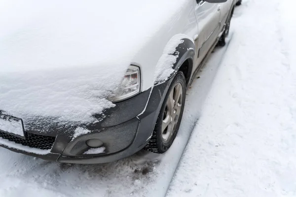 Autos Sind Mit Schnee Bedeckt Und Stehen Vor Einem Mehrstöckigen — Stockfoto