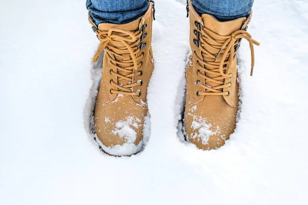 冬の雪の中で黄色のブーツ — ストック写真