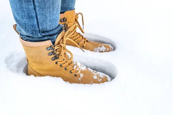 冬の雪の中で黄色のブーツ — ストック写真