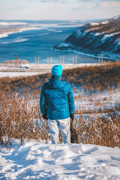 Jeune Homme Tient Sur Une Haute Montagne Avec Beau Paysage — Photo