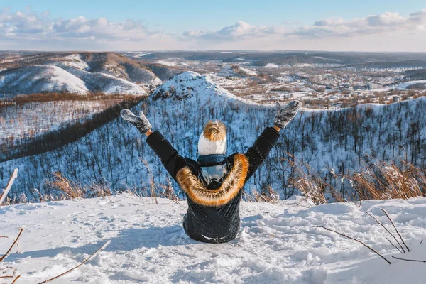 Güzel Bir Kış Manzarası Olan Bir Dağda Duran Kalın Elbiseli — Stok fotoğraf