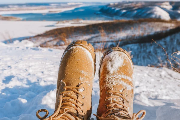 冬の雪の中の黄色の靴 — ストック写真