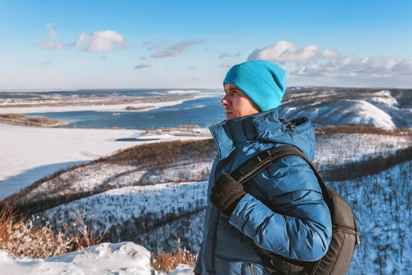 Młody Człowiek Stoi Wysokiej Górze Pięknym Zimowym Śnieżnym Krajobrazem Słoneczny — Zdjęcie stockowe