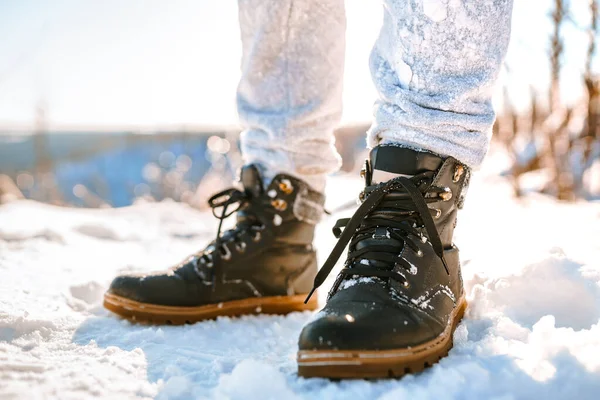 雪の中の黒い男の靴 — ストック写真
