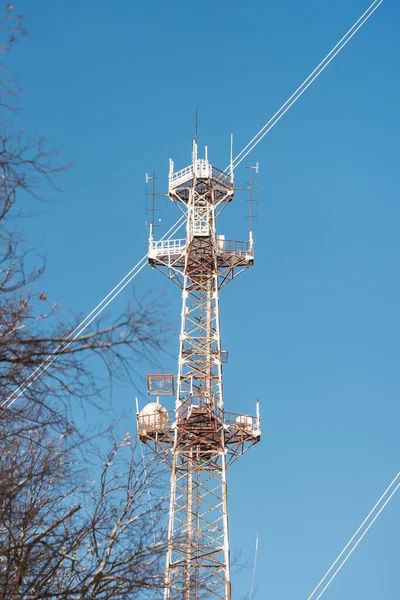 Televizní Věž Pokrytá Sněhem Pozadí Modré Oblohy — Stock fotografie