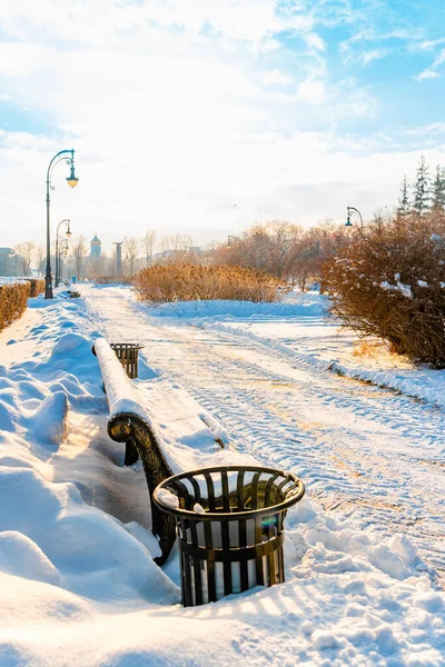 City Walking Street Med Snötäckta Bänkar Vintern Solig Dag Togliatti — Stockfoto