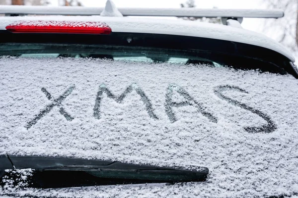 Der Schriftzug Weihnachten Prangt Winter Auf Der Windschutzscheibe Des Autos — Stockfoto