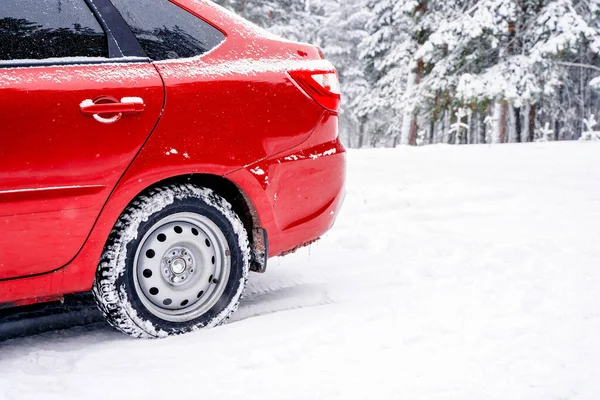 Rotes Auto Winterlichen Schneewald — Stockfoto