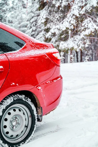 Красный Автомобиль Зимнем Снежном Лесу — стоковое фото